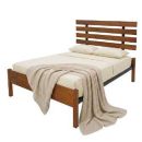 Cama matrimonial con respaldo de madera