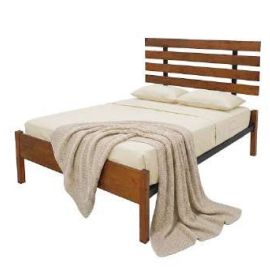 Cama matrimonial con respaldo de madera