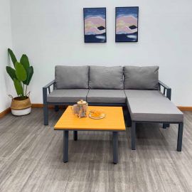 Sofá seccional de metal color gris con mesa y piecero movible