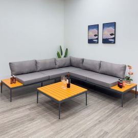 Sofá seccional de metal color gris con mesa