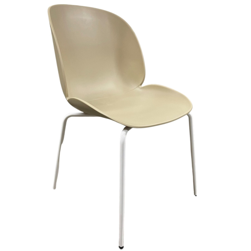 Silla de comedor envolvente arena con patas metálicas blancas