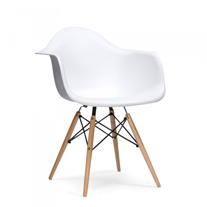 Silla retro con brazos y patas de madera