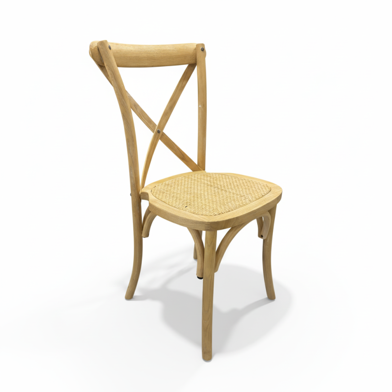 Silla de madera con respaldo en X y asiento de ratán, acabado blanqueado