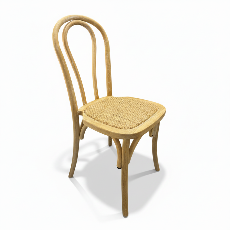 Silla de madera curvada con asiento de ratán, acabado blanqueado